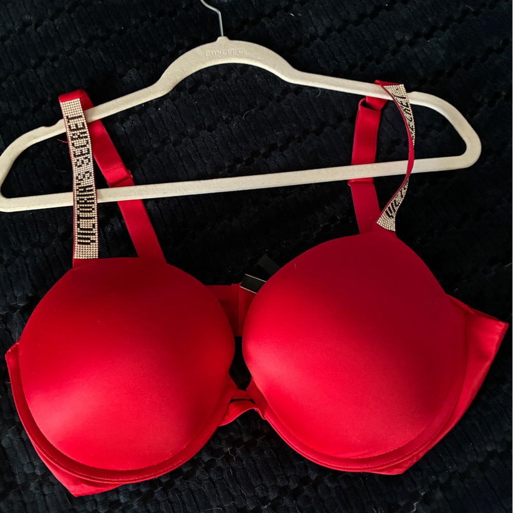 VICTORIA'S SECRET VERY SEXY
Rhinestone-Shine Strap Push-Up Bra